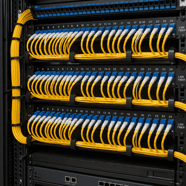 Entenda a função do patch cord na organização de racks de telecomunicações